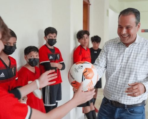 Alcalde Astiazarán entrega material deportivo a Lions FC