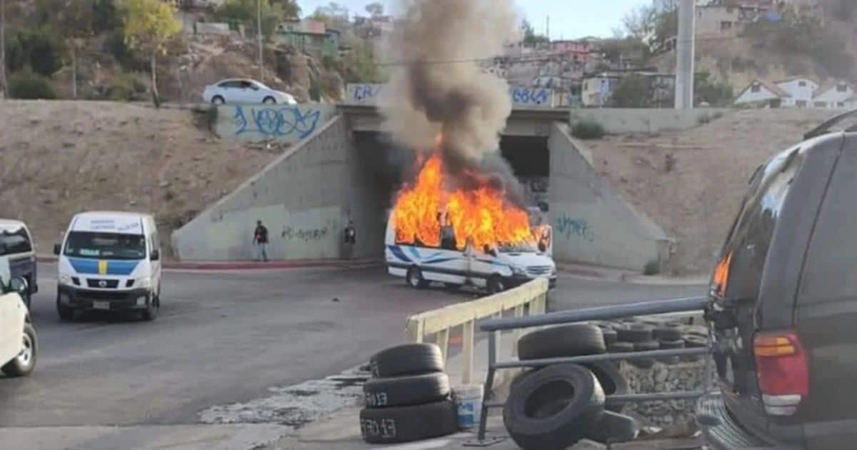 Incendian grupos armados unidades de transporte en Baja California