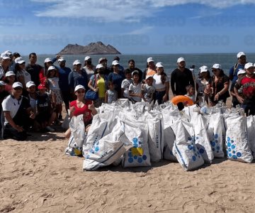 Familias se unen para el #Ploggin2022 y limpian la playa de Bahía de Kino