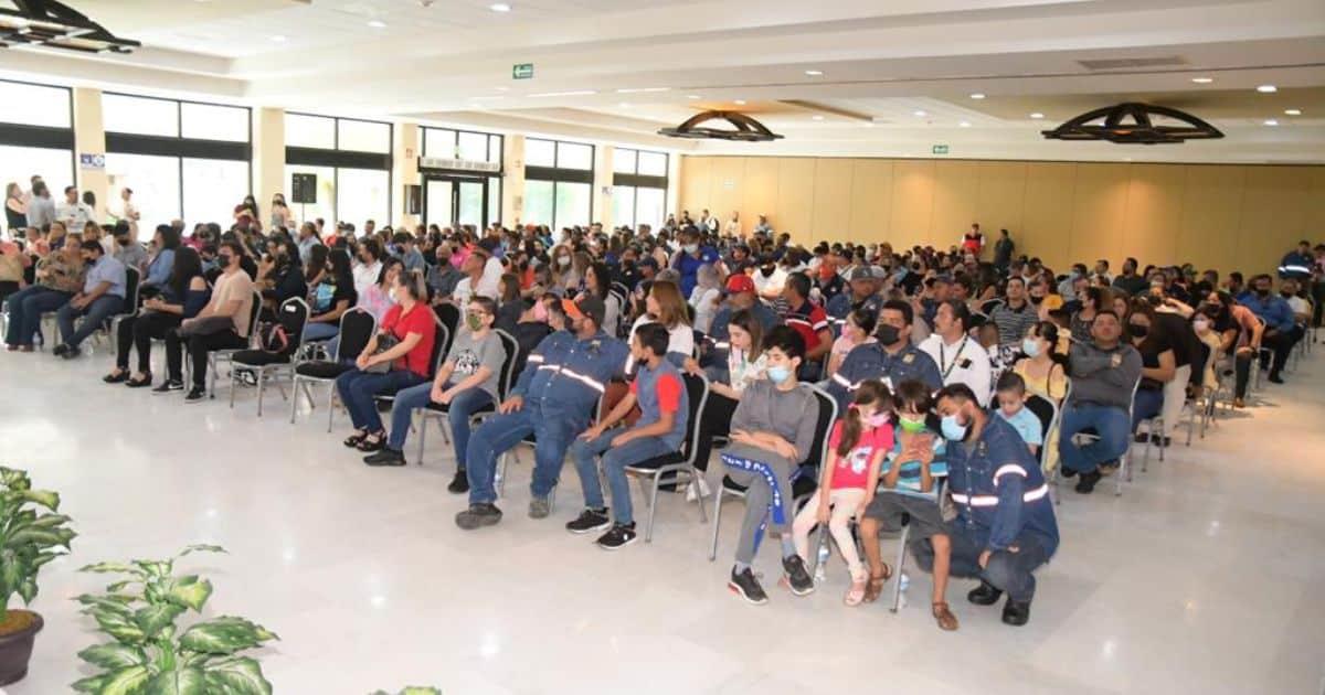 Hijos de empleados municipales en Hermosillo reciben bonos escolares