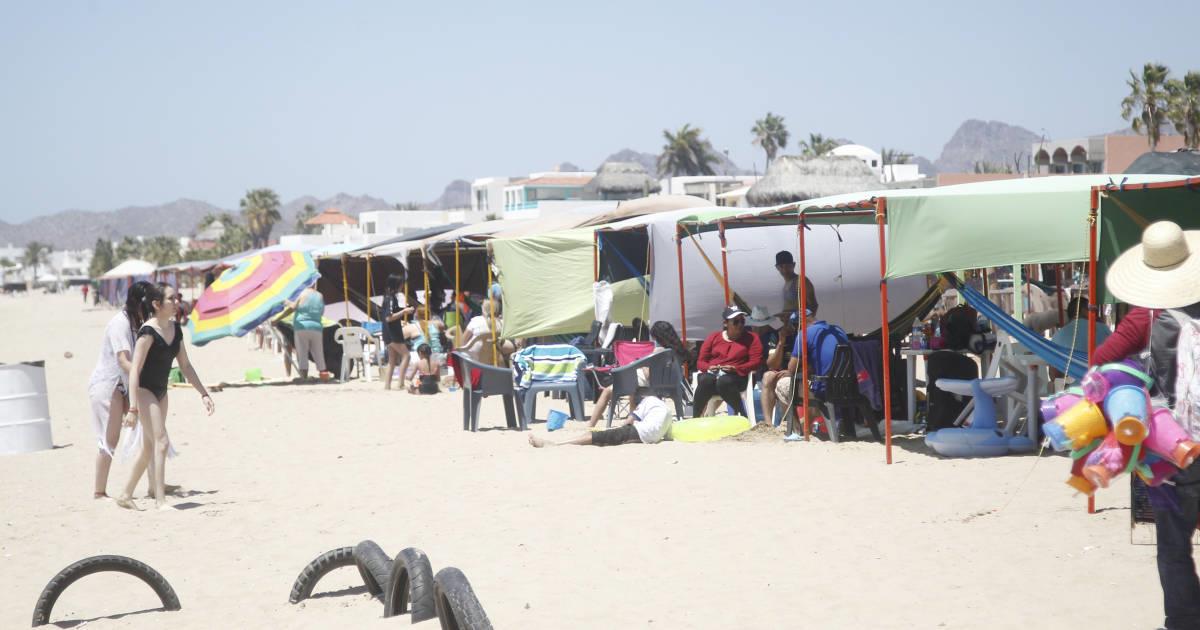 Para dar orden a las playas, retiran a carperos y vendedores ambulantes