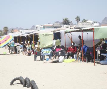 Para dar orden a las playas, retiran a carperos y vendedores ambulantes