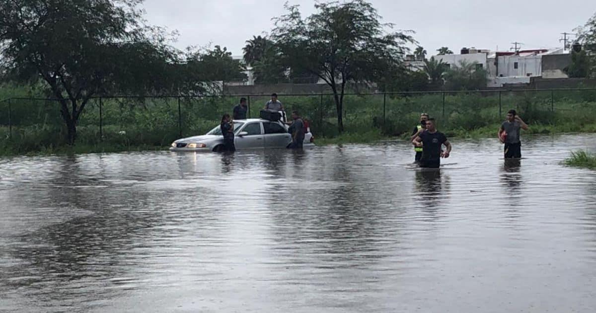 Inundaciones dejan varios carros varados en calles de Hermosillo