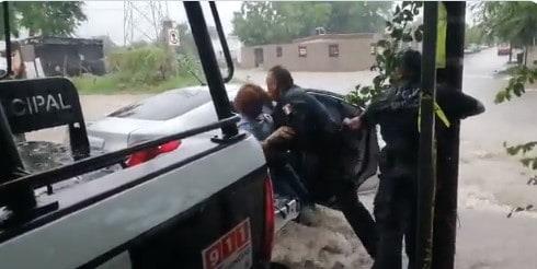 Rescatan a mujer atrapada en su auto en la colonia Cuatro Olivos