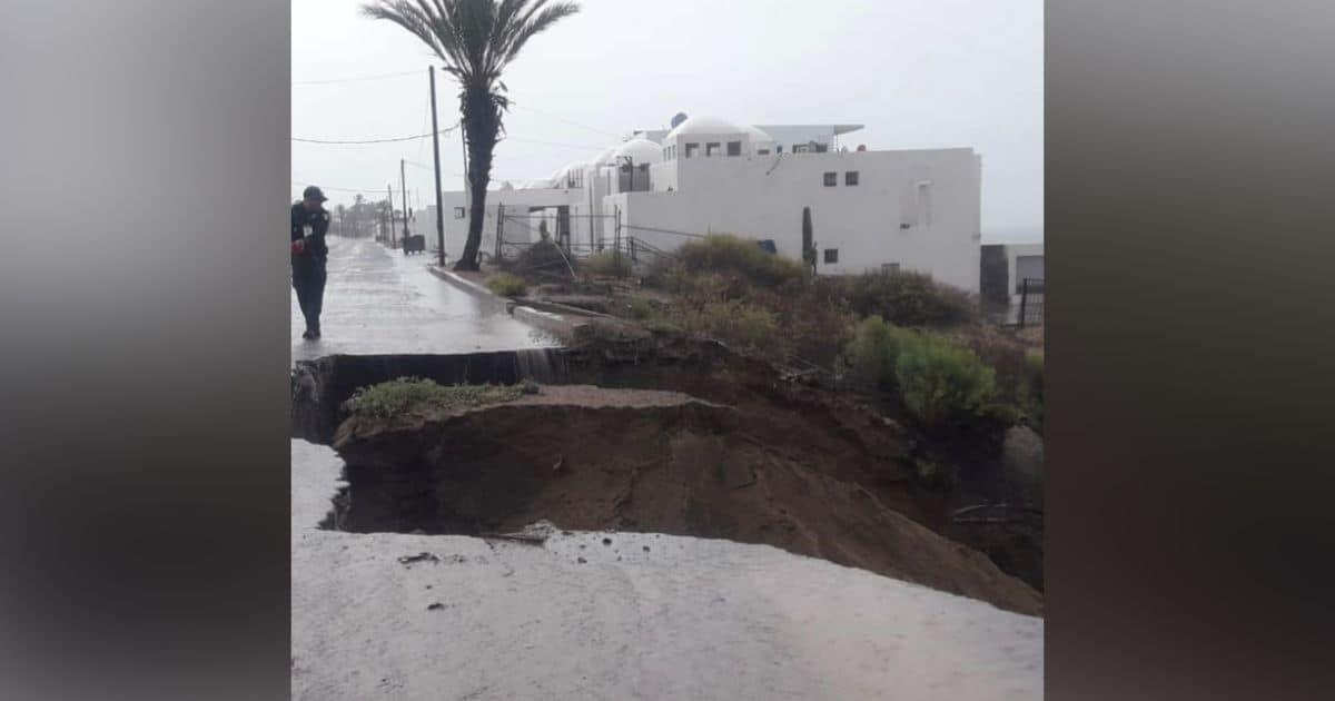 Lluvia abre enorme socavón en bulevar de Bahía de Kino