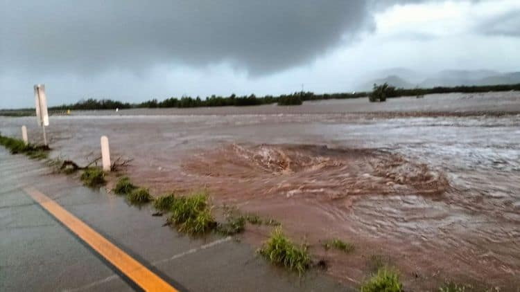 Tráileres quedan atrapados en libramiento Guaymas-Empalme