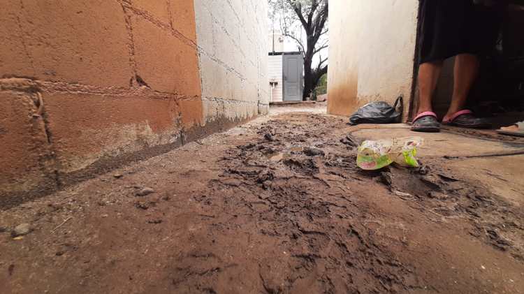 Hermosillo: lluvia inunda viviendas en calle de Zamora