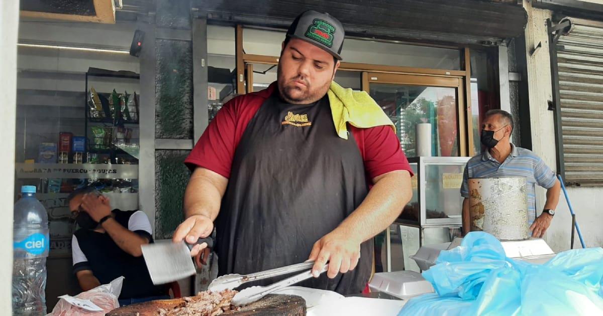 Echando la carne al asador en el Mercado, así se gana la vida El Rorro