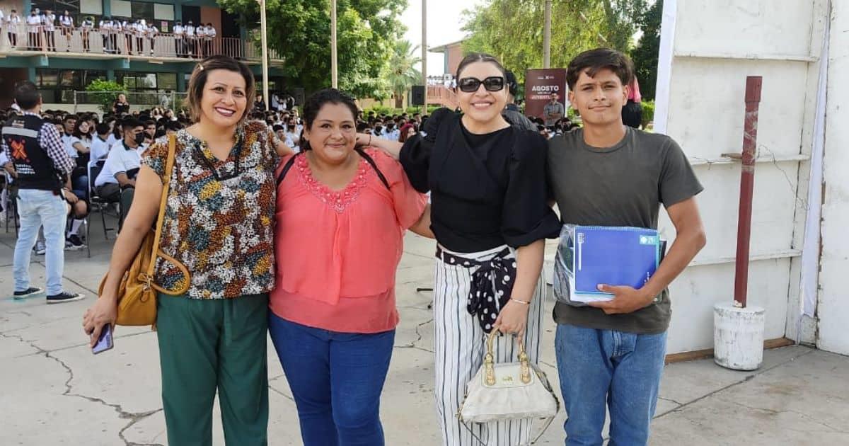 Luis podrá seguir estudiando; Conalep entrega beca al héroe de La Cholla