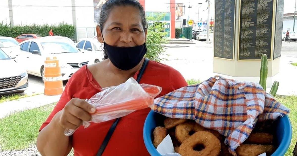 Karla apoya a su familia vendiendo donas caseras en calles de Hermosillo