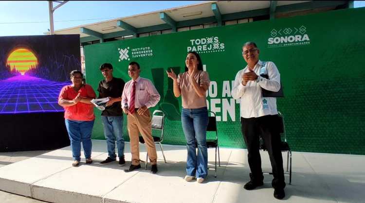 Luis podrá seguir estudiando; Conalep entrega beca al héroe de La Cholla