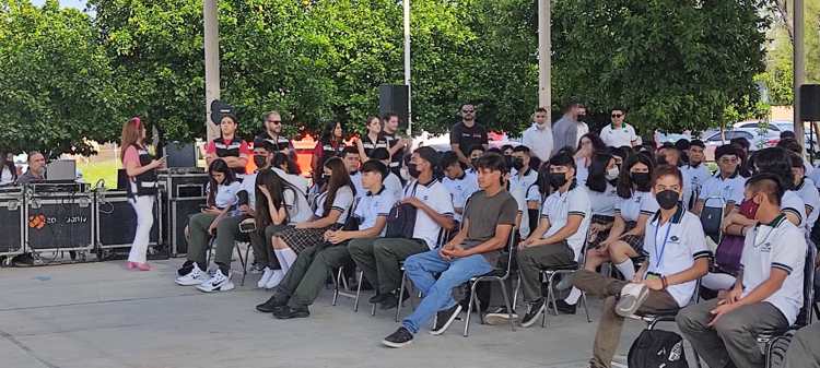 Luis podrá seguir estudiando; Conalep entrega beca al héroe de La Cholla