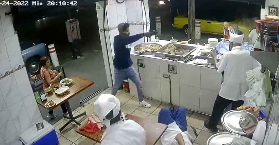 Video | Asaltan con pistola a personal y clientes de una taquería