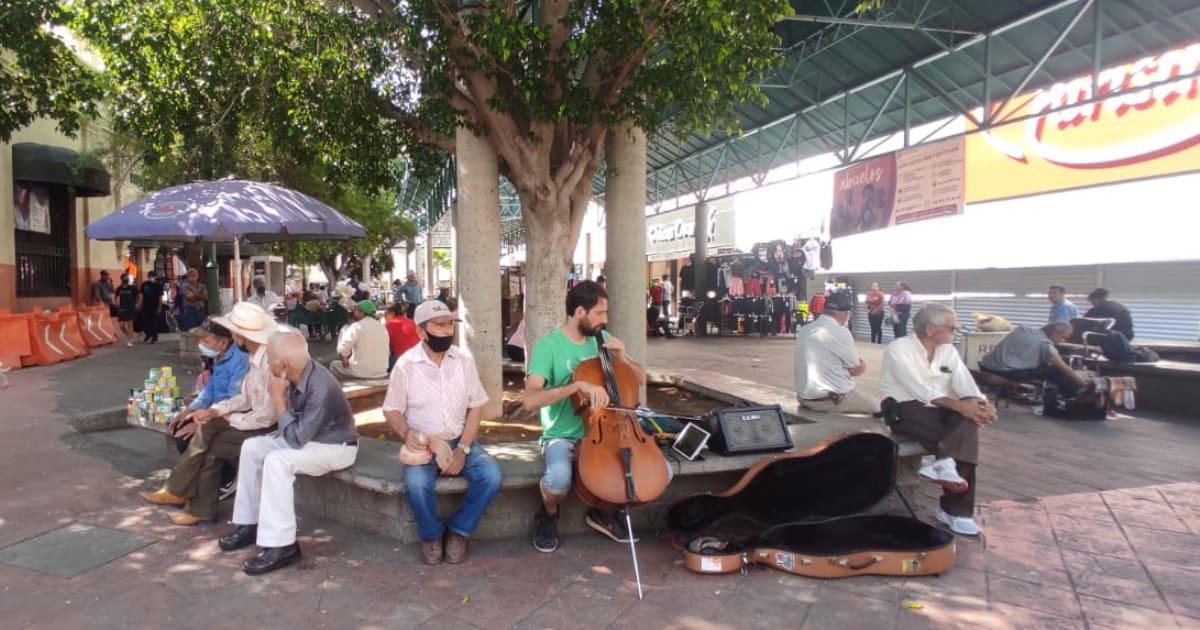 Herson recorre el país acompañado de su amigo el violonchelo