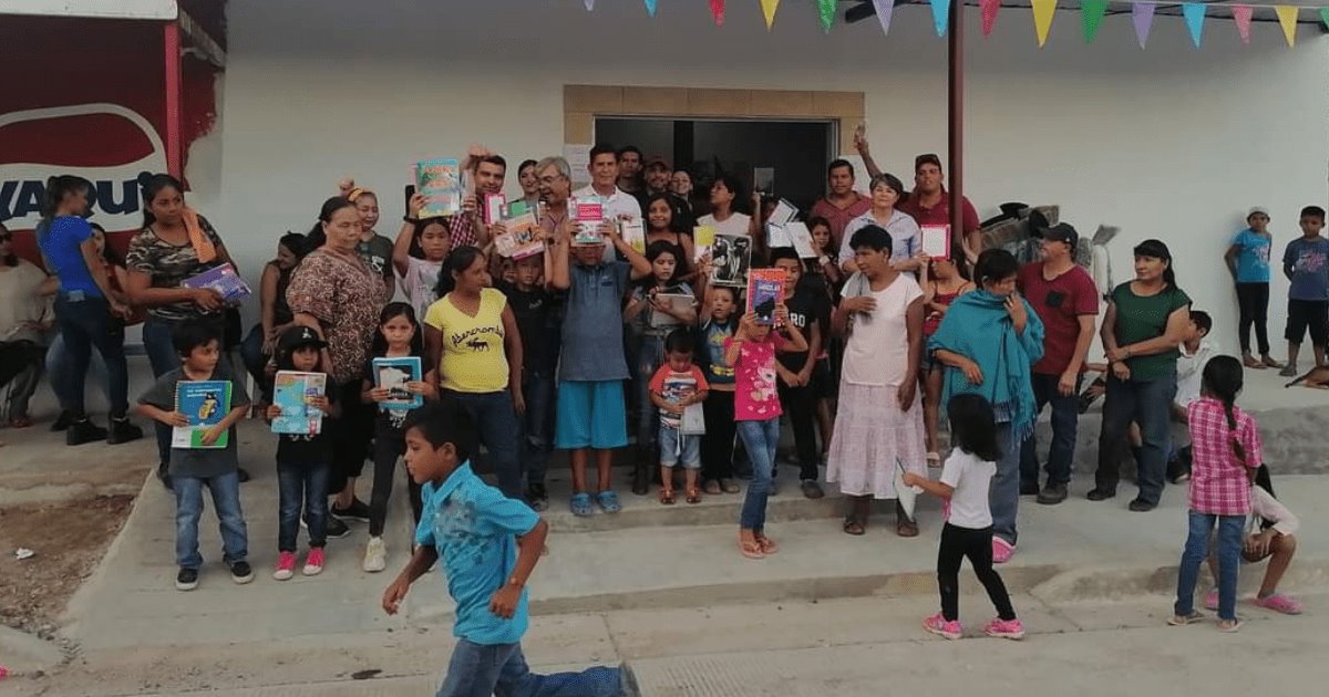 Instalan biblioteca en abarrotes para fomentar la lectura 