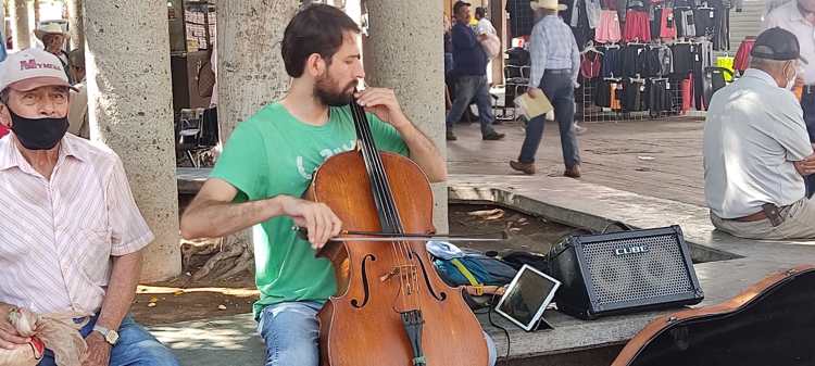 Herson recorre el país acompañado de su amigo el violonchelo