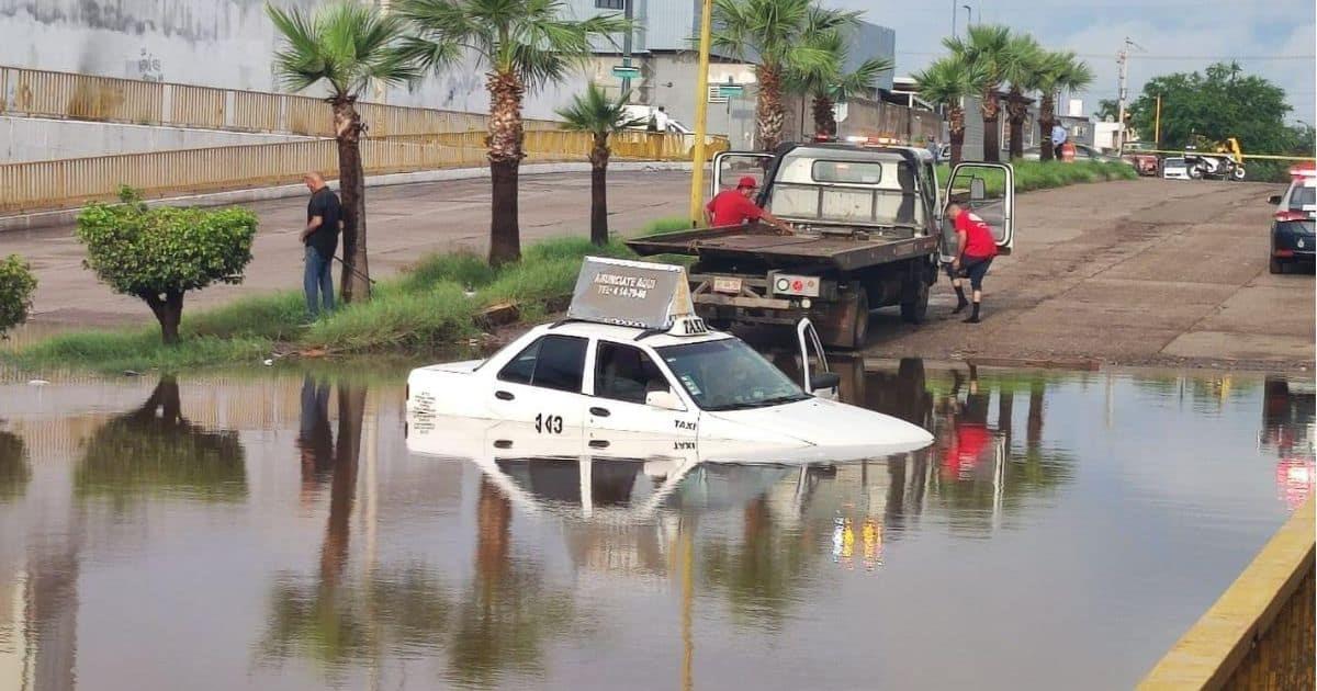 Lluvias inundan pasos a desnivel en Cd. Obregón; vehículos quedan atrapados