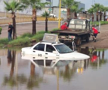 Lluvias inundan pasos a desnivel en Cd. Obregón; vehículos quedan atrapados