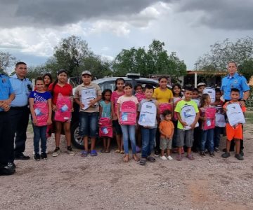 Policías de Cajeme donan útiles escolares a pequeños del ejido Xóchitl
