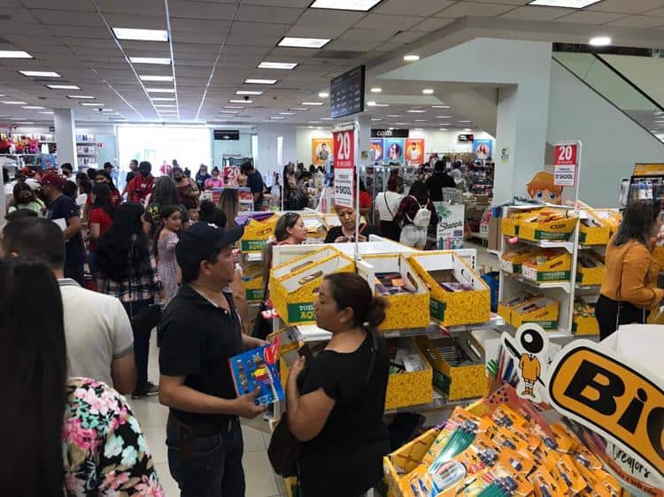 Tiendas del centro de Hermosillo a reventar por regreso a clases