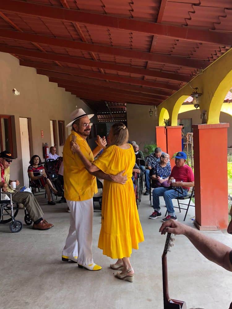 Celebran a abuelitos por su día en Villa Paraíso