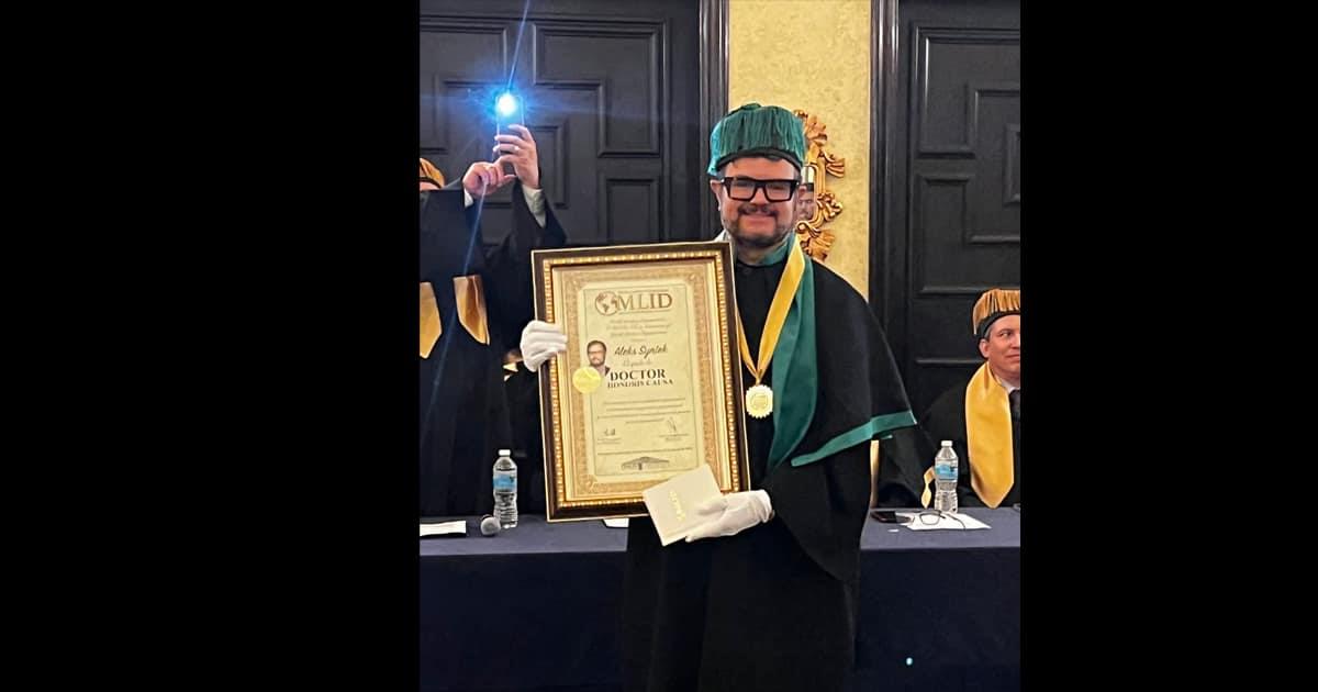 Recibe Aleks Syntek grado de Doctor Honoris