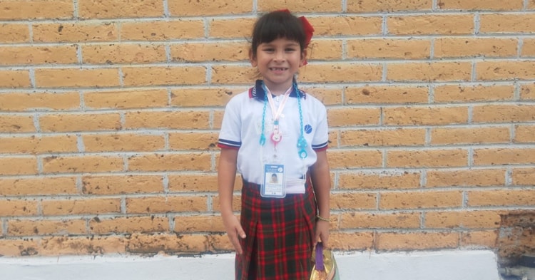 La pequeña Regina conoce por primera vez la escuela