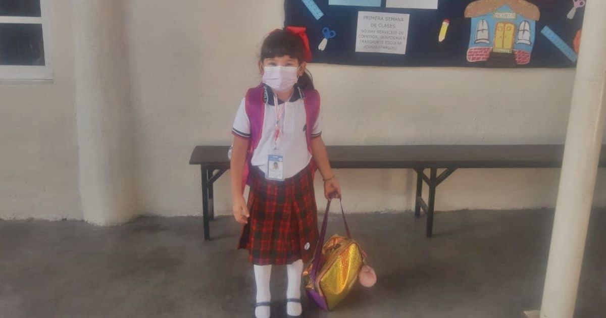 La pequeña Regina conoce por primera vez la escuela