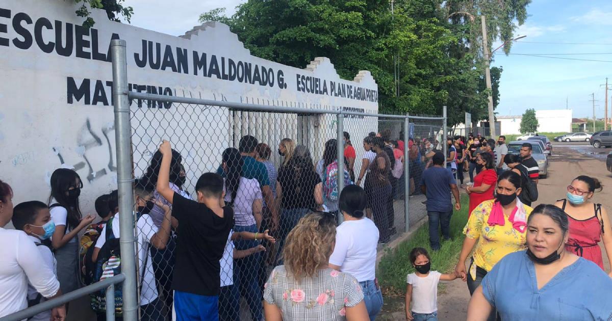 Al no tener refrigeración, asisten solo dos horas a clases