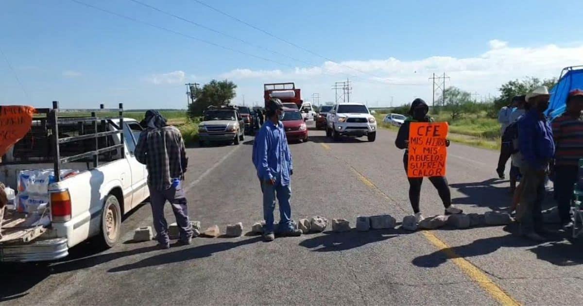 Vecinos de El Triunfito continúan con bloqueo de carretera