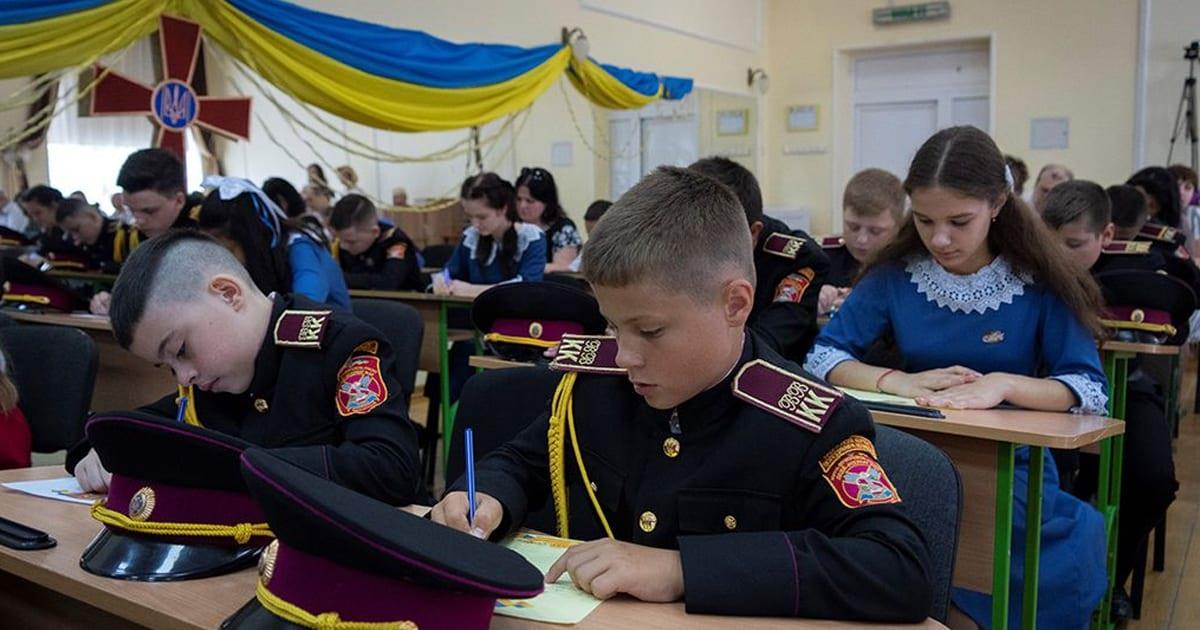 Tienen ojos de adultos; menores de 7 años entrenan para guerra en Ucrania