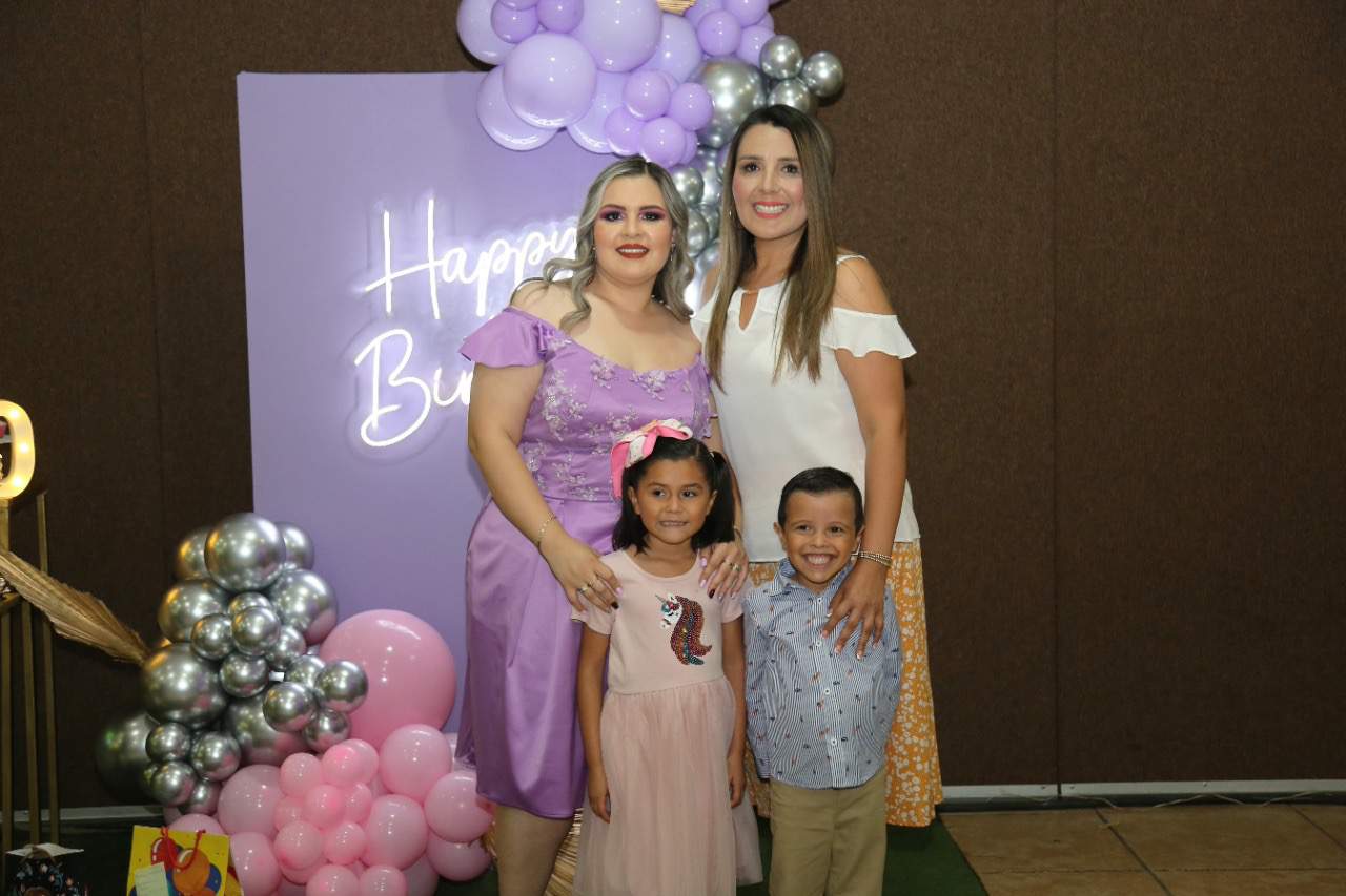 Recibe Ana Rosa memorable festejo