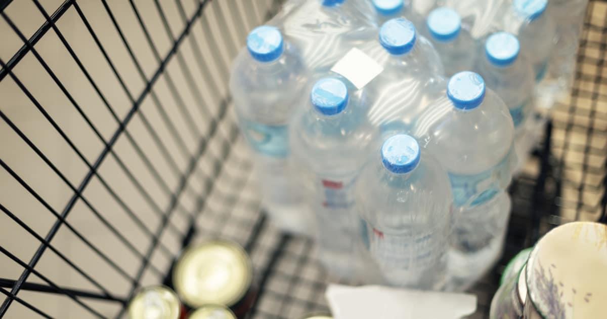 Agua y refrescos tienen aumento récord de precio