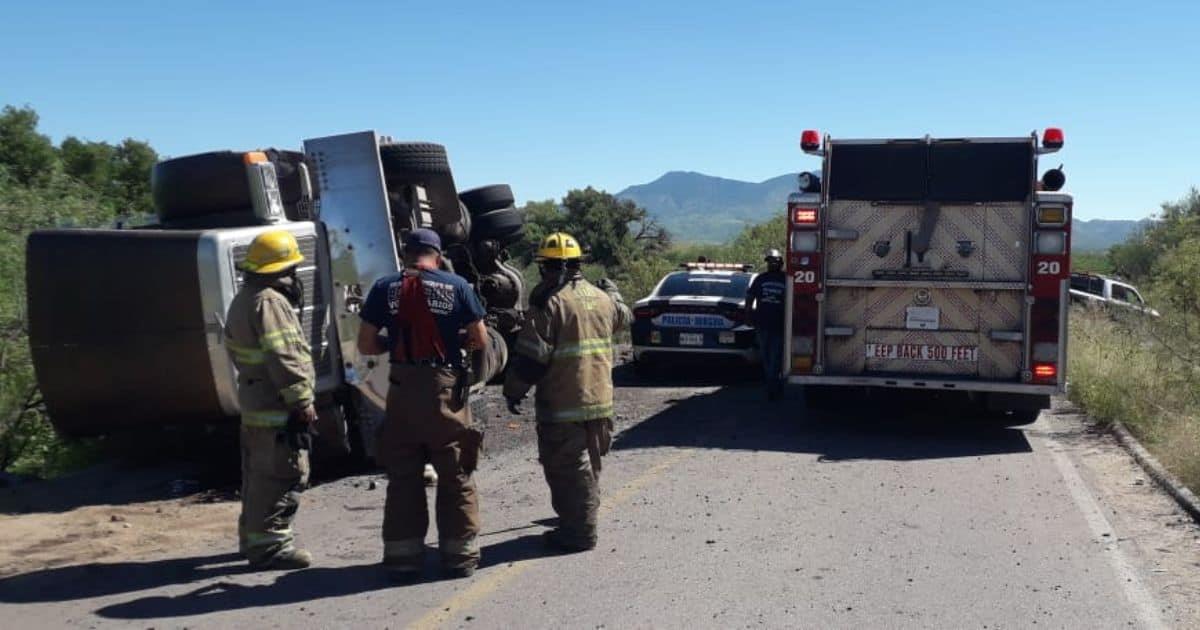 Vuelca dompe en carretera de Nogales; conductor logró sobrevivir