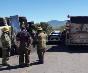 Vuelca dompe en carretera de Nogales; conductor logró sobrevivir