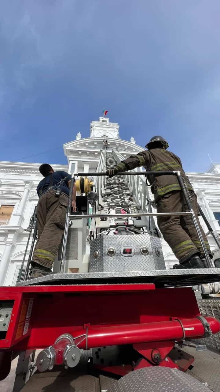 Rescatan a trabajadores que instalaban campana en Palacio de Gobierno