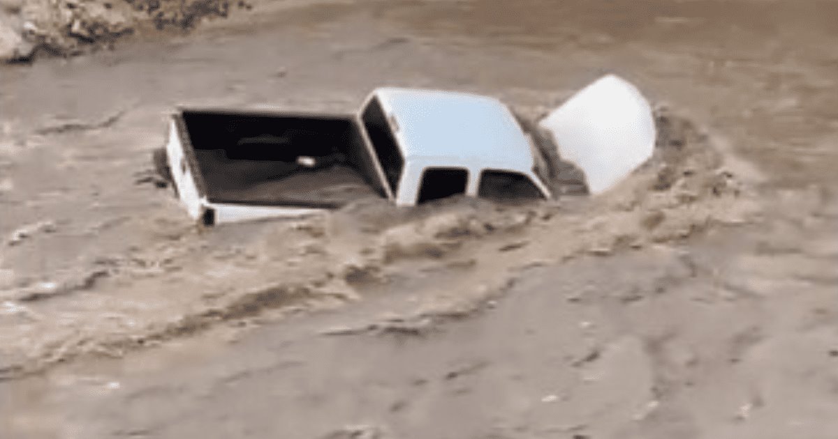 Camioneta es arrastrada por el arroyo del Lázaro Cárdenas