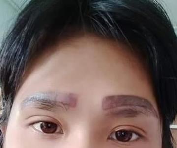 Mujer tailandesa va a hacerse un tatuaje cosmético y esto sucede