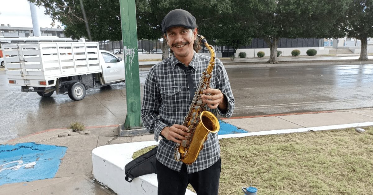 Julio César lleva su amor por la música a la calles de Hermosillo