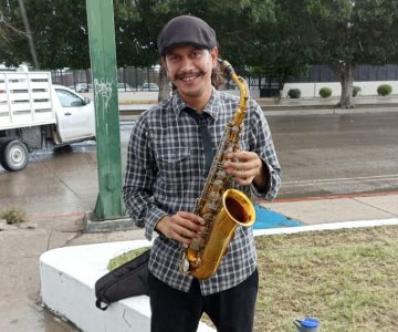 Julio César lleva su amor por la música a la calles de Hermosillo