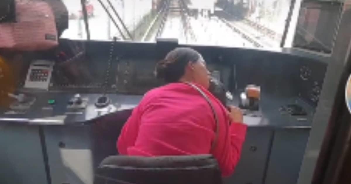 Trabajadora del metro es captada durmiendo en cabina y se hace viral