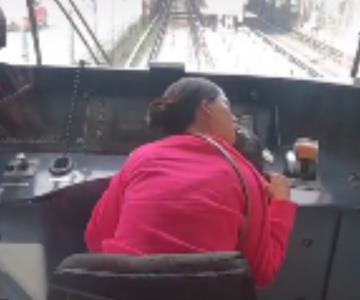 Trabajadora del metro es captada durmiendo en cabina y se hace viral