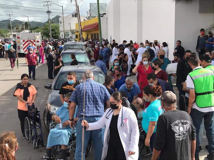 Trabajadores rescatan a pacientes del Hospital Chávez ante cortocircuito