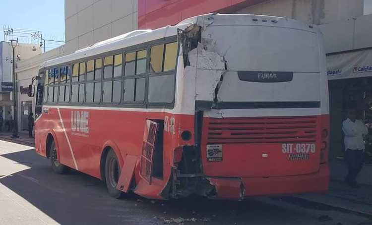 Impactan dos camiones en pleno centro de Hermosillo; hay 2 lesionados