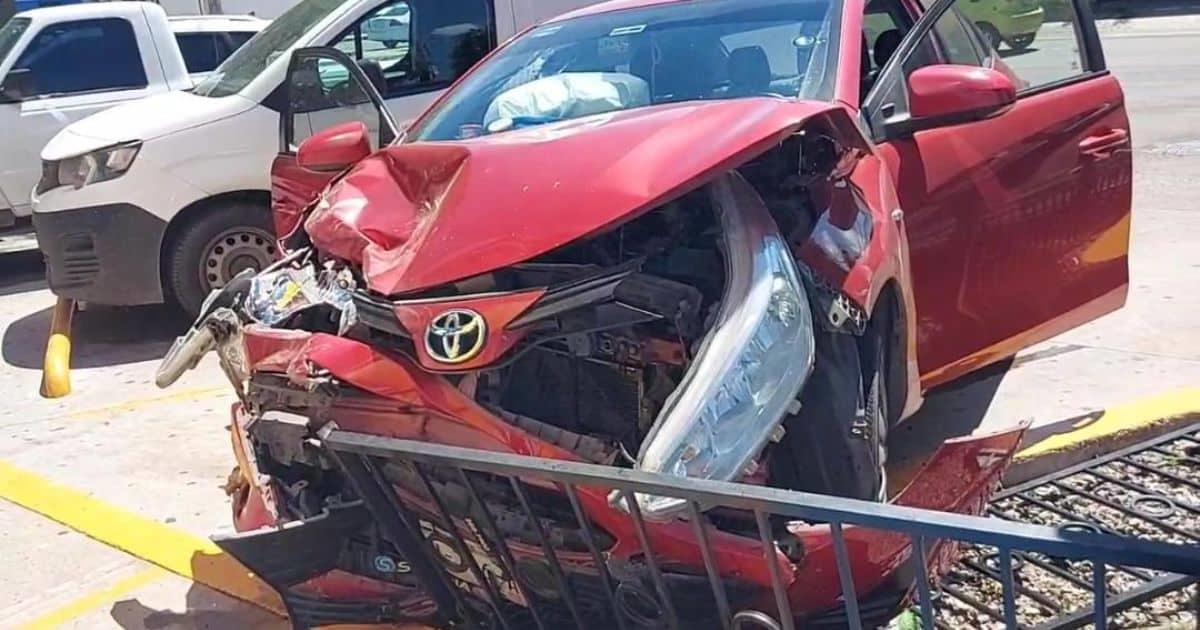 Se va en rojo e impacta con automóvil en la San Benito