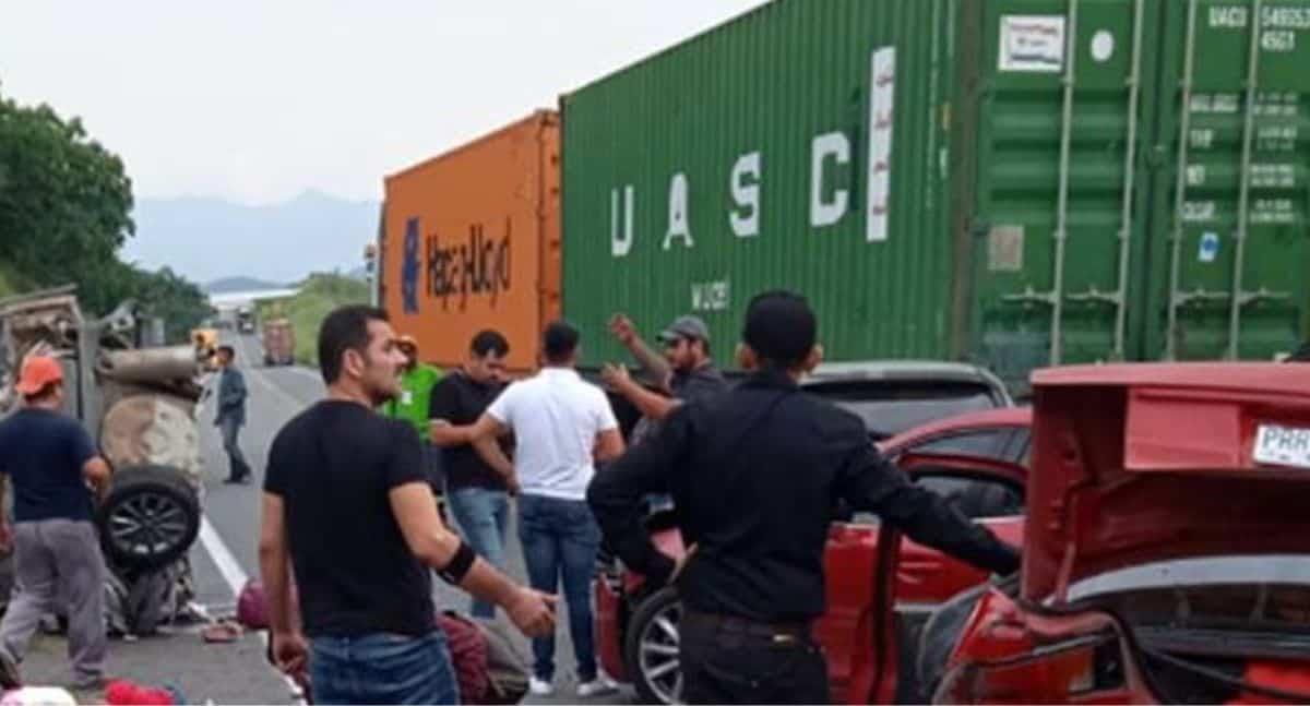 Accidente vial en Michoacán deja varios muertos