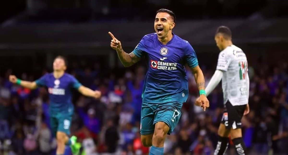 Cruz Azul vence al León con polémica arbitral