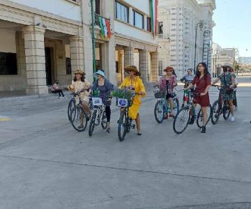 Hermosillenses elegantes participan en la Fancy Woman Bike Ride