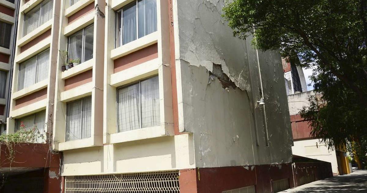 Acordonan edificios por daños tras sismo