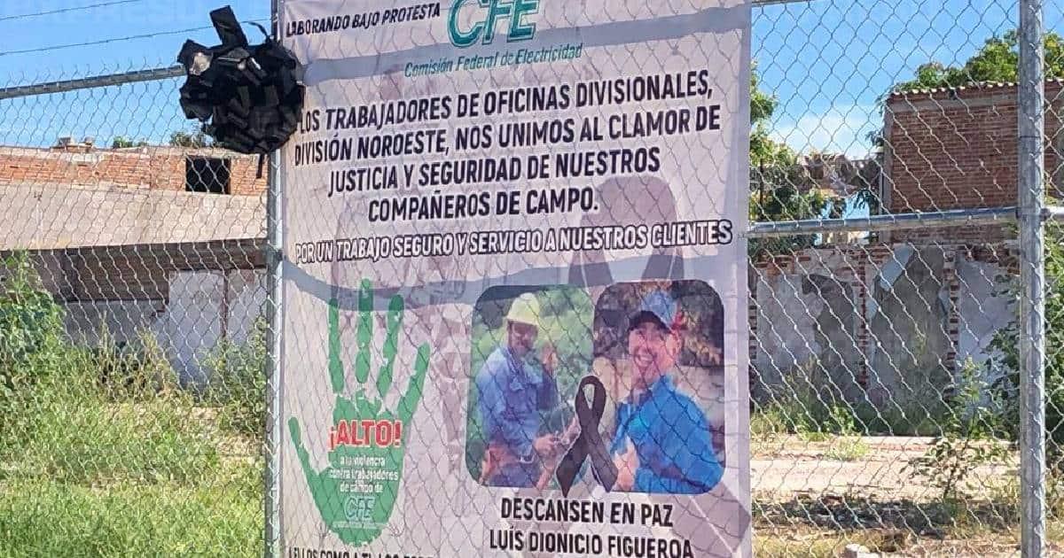 Colocan manta frente a CFE pidiendo justicia por los compañeros asesinados